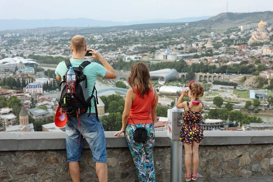 Опасно ли в грузии. Грузия Тбилиси туризм. Грузия Тбилиси путешествие. Русские туристы в Тбилиси. Тбилиси туристы.
