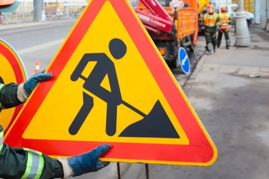 ведутся аварийные работы. внимание ремонтные работы. авария 27 марта трасса амур. табличка ведутся работы. ведутся ремонтные работы табличка.