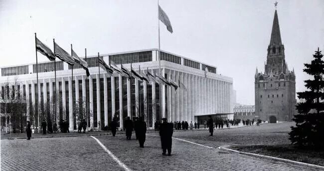 В каком году был построен государственный кремлевский. Государственный Кремлёвский дворец 1961 г. Государственный Кремлёвский дворец, 1959—1961 (арх. м. Посохин). Посохин Кремлевский дворец съездов.