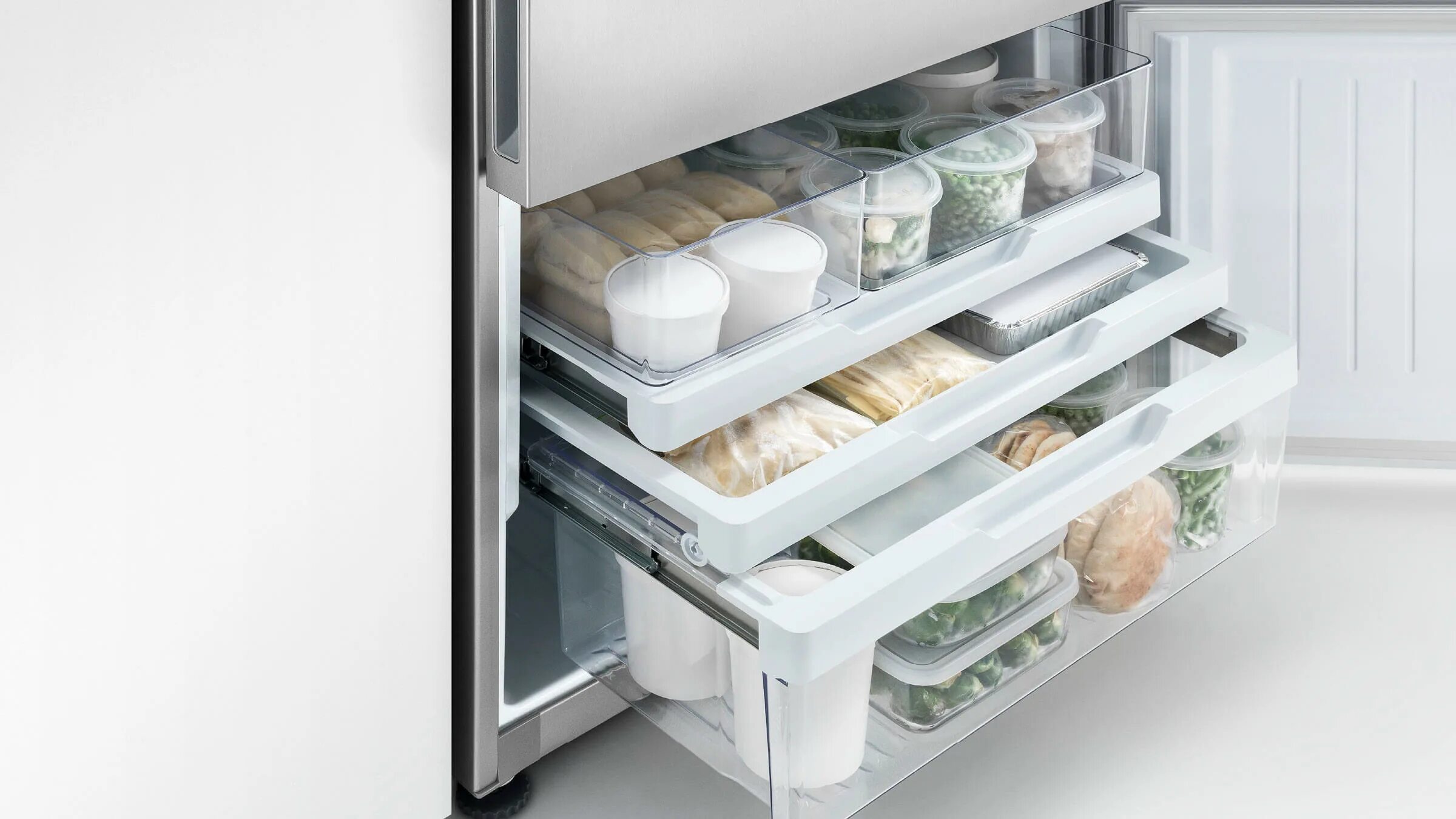 Полезная морозилка. Холодильник морозильник. Холодильник для заморозки. Холодильник с морозильной камерой. Холодильник с продуктами.