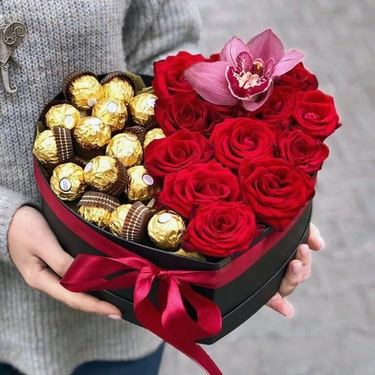 Заказать подарок цветы. Букет Ферреро Роше и розы. Букет из Ферреро Роше и роз. Букет конфет. Сладкий букет для женщины.