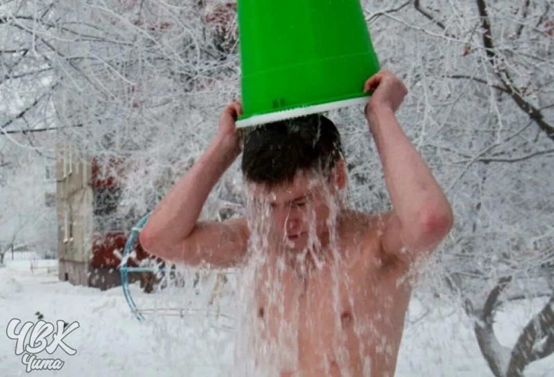 Обычной холодной водой в. Обливание холодной водой. Обливание закаливание. Закаливание холодной водой. Обливание водой закаливание.