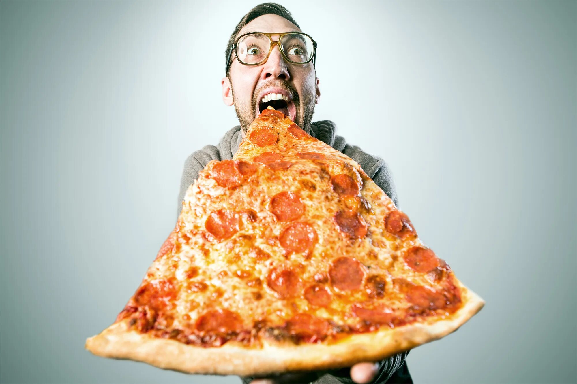 Пицца большие куски. Люди едят пиццу. Огромная вкусная пицца. Самый огромный кусок пиццы. Человек пицца.