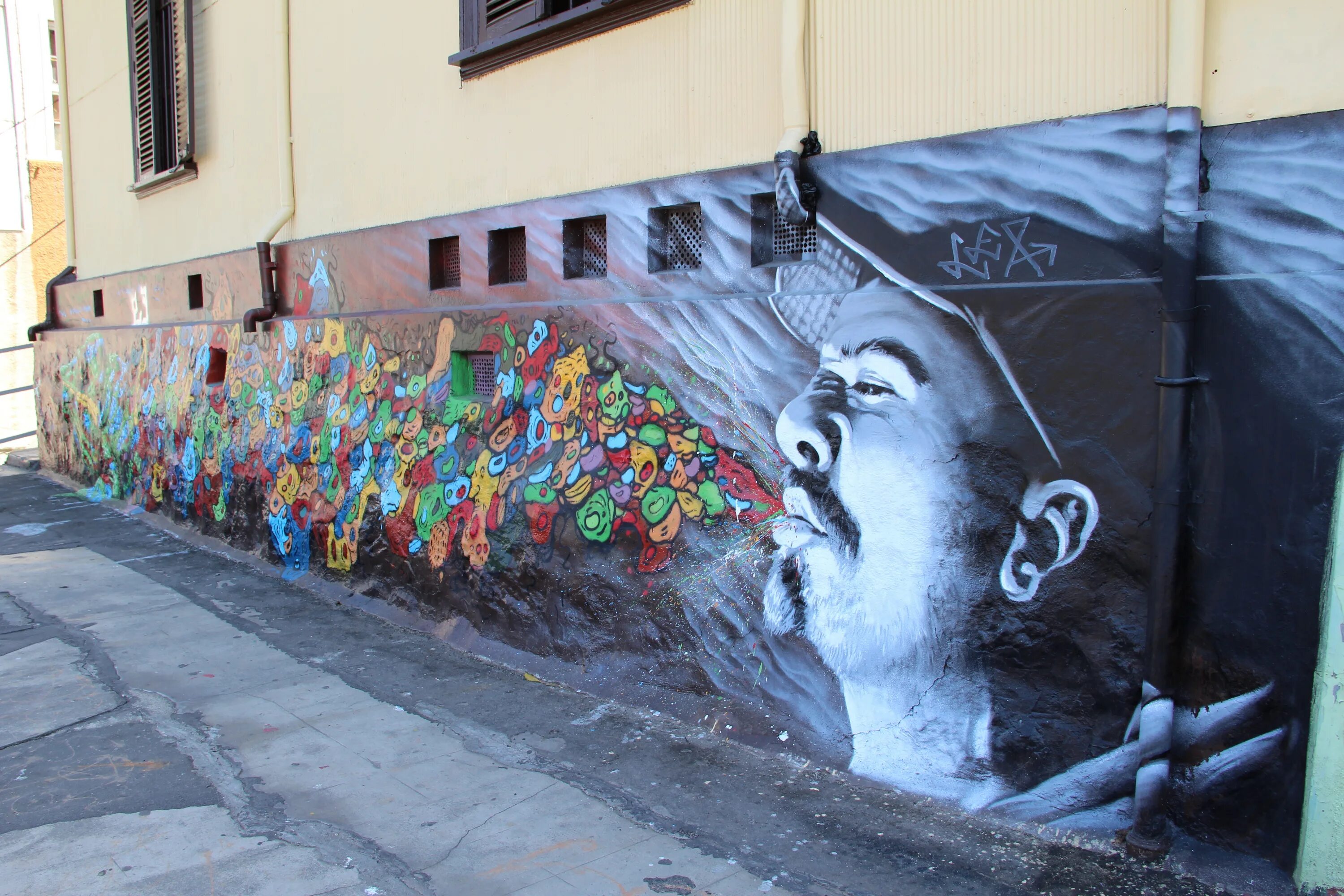 Рисунок на стене улица. Граффити. Разрисованные стены на улице. Стрит арт. Граффити на стене.