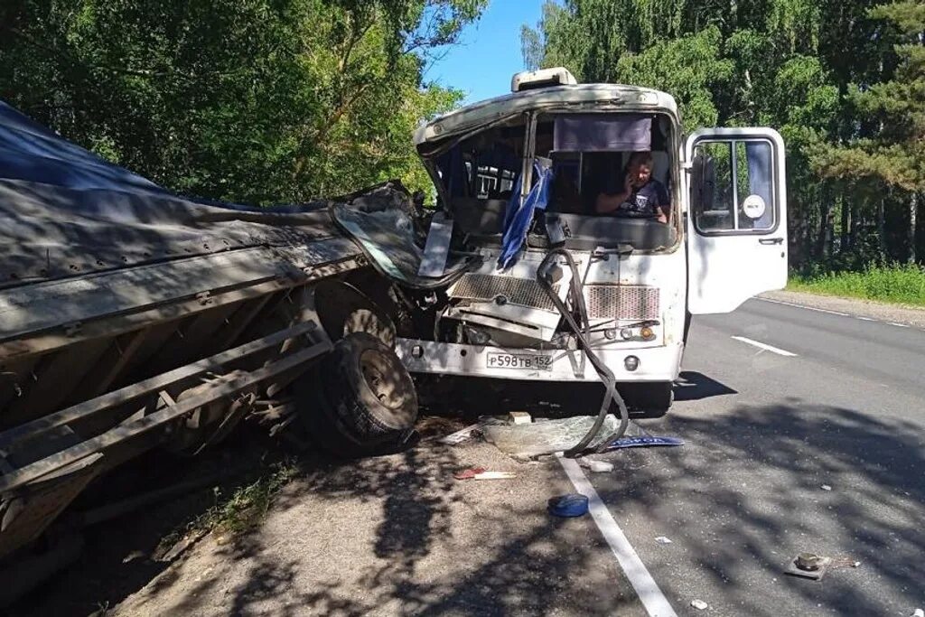 авария в воронежской области вчера. рейсовый автобус. сильный дождь в городе. дтп на трассе курск воронеж 20. авария на железнодорожном мосту.
