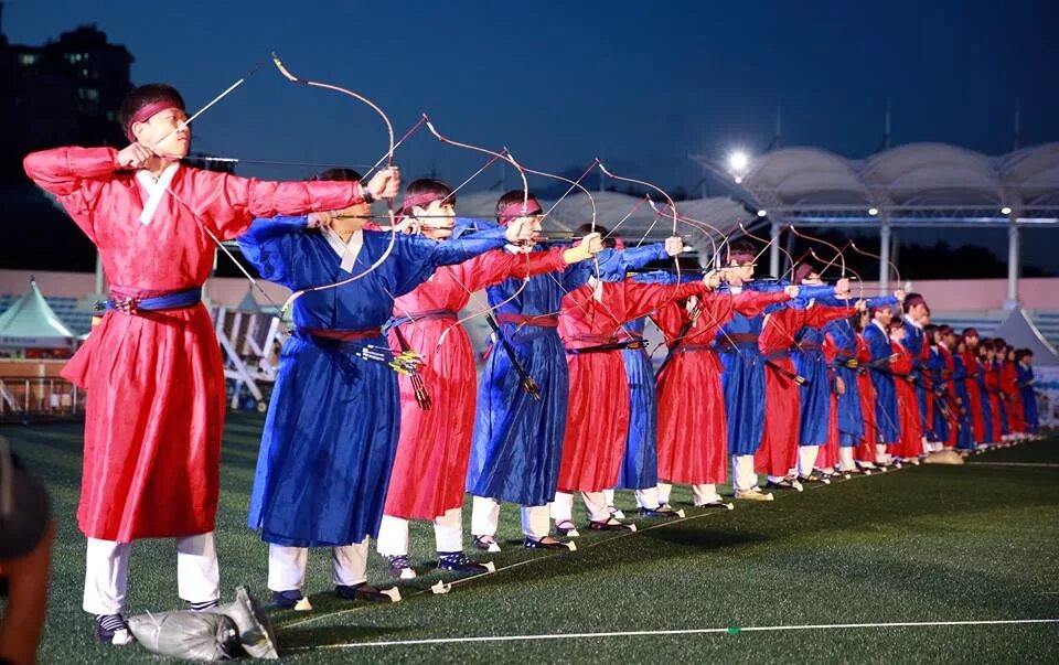 Национальный вид спорта в Южной Корее. Традиционный корейский лучник. Национальный спорт корейцев. Национальные вид традиции