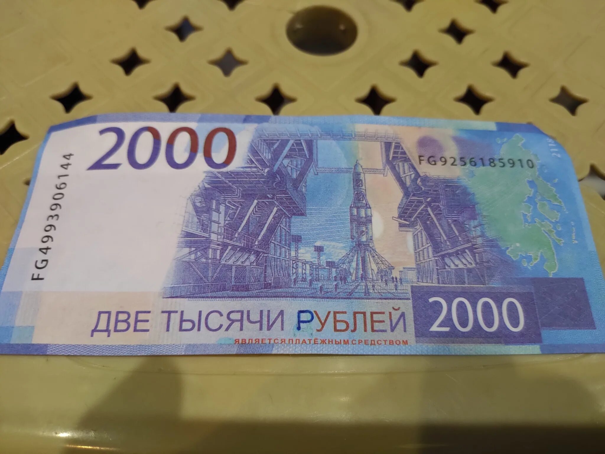 2000 купюры настоящие. Фальшивые 2000р. 2000 купюра подделка. Фальшивая 2000 купюра. Фальшивка купюра 2000.