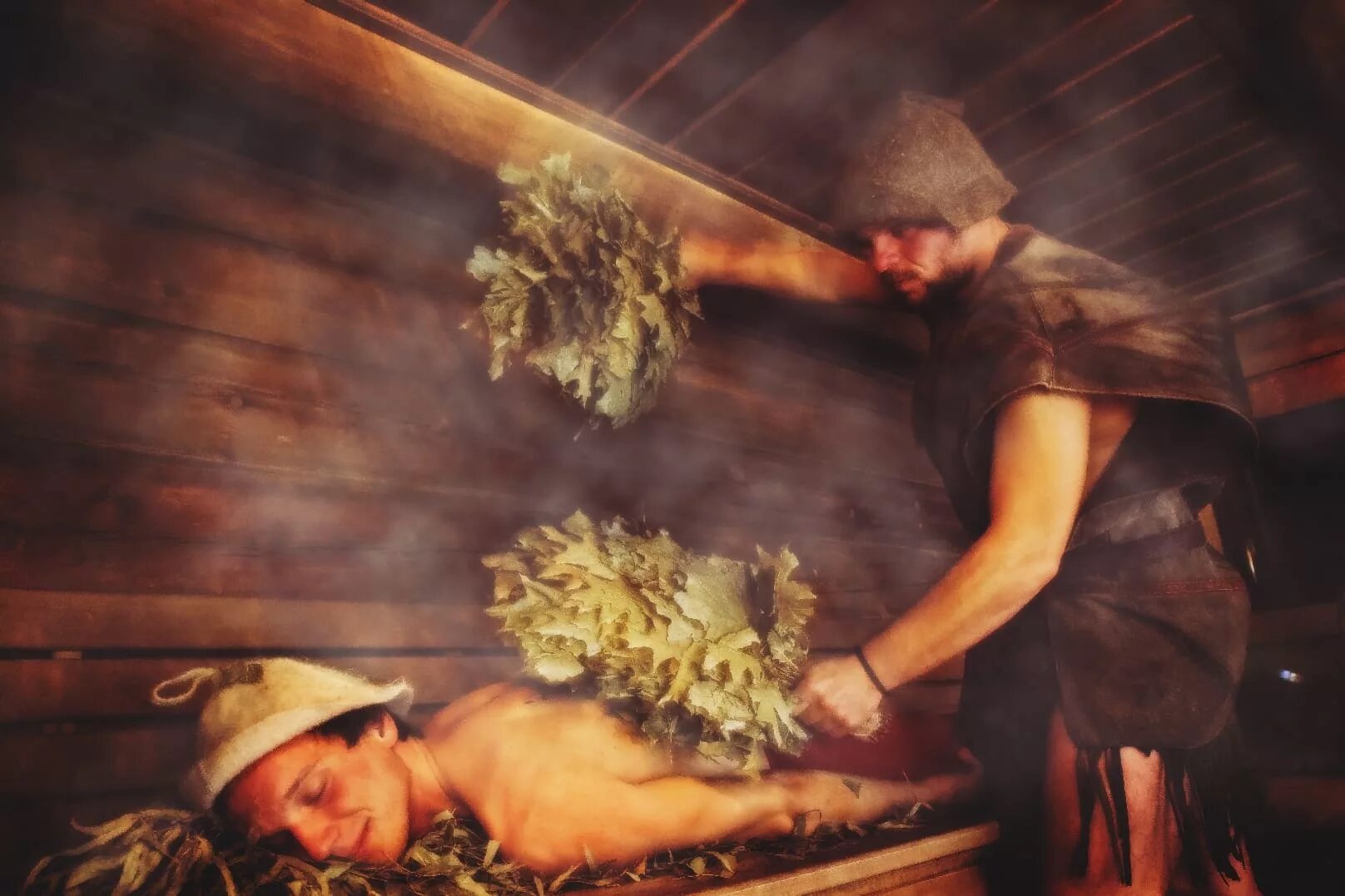 Банщик в бане. Парпалас спа санкт-петербург. Веник для бани. Парпалас спа на есенина. Русская баня с веником.