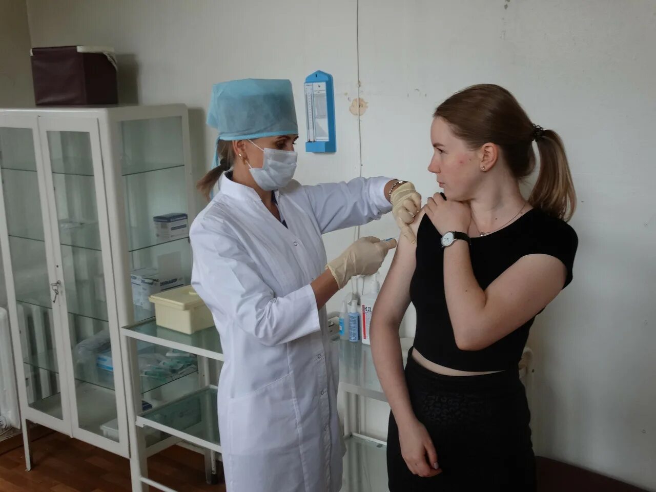 Фельдшер прививка. Прививки для сотрудников. Вакцинация студентов. Вакцинация нефтеюганск. Студентам вакцинация.