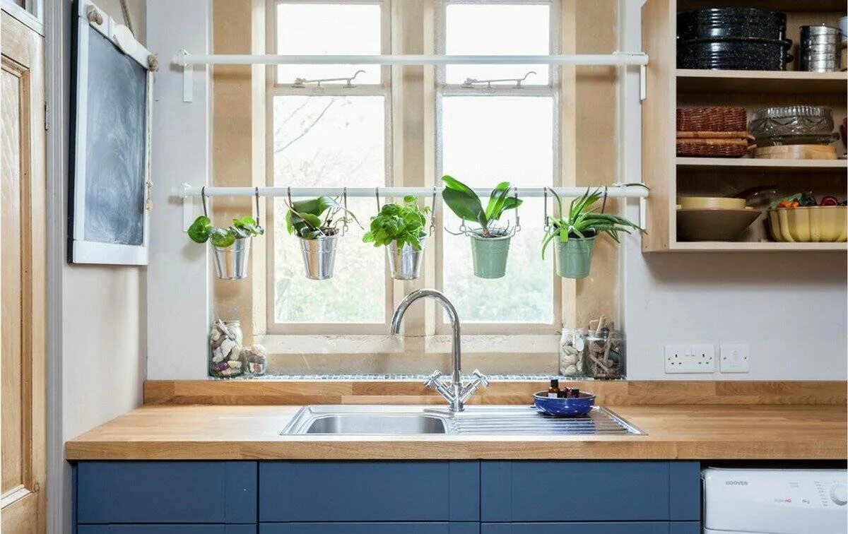 Мытье подоконников. Мойка под окном на кухне. Кухня с мойкой у окна. Растения на кухне. Раковина под окном на кухне.