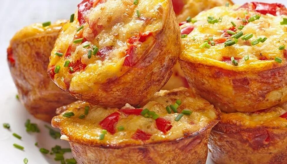 Закусочные кексы с сыром. Закусочные маффины. маффины закусочные несладкие. сырные маффины закусочные. маффины с ветчиной.