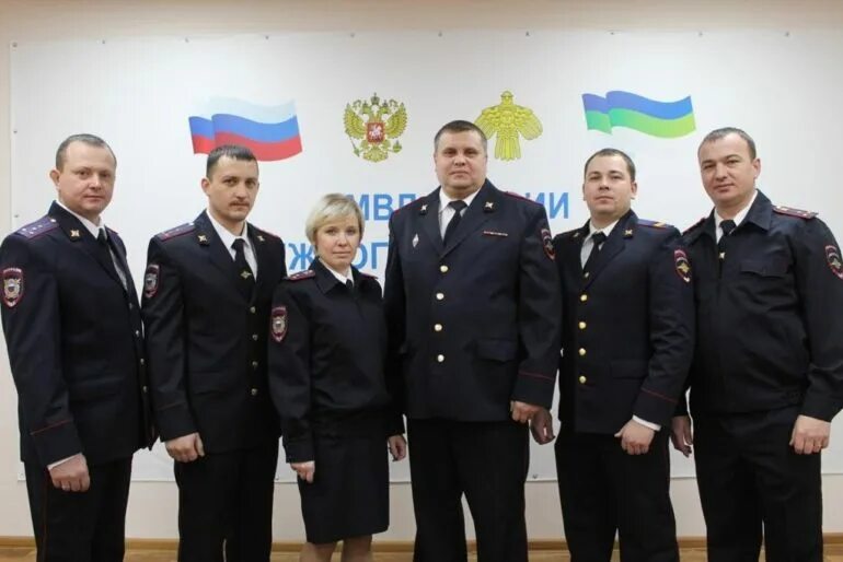 участковый на дежурстве. участковые красноярска. полицейские раздают памятки. главный участковый. главный участковый.