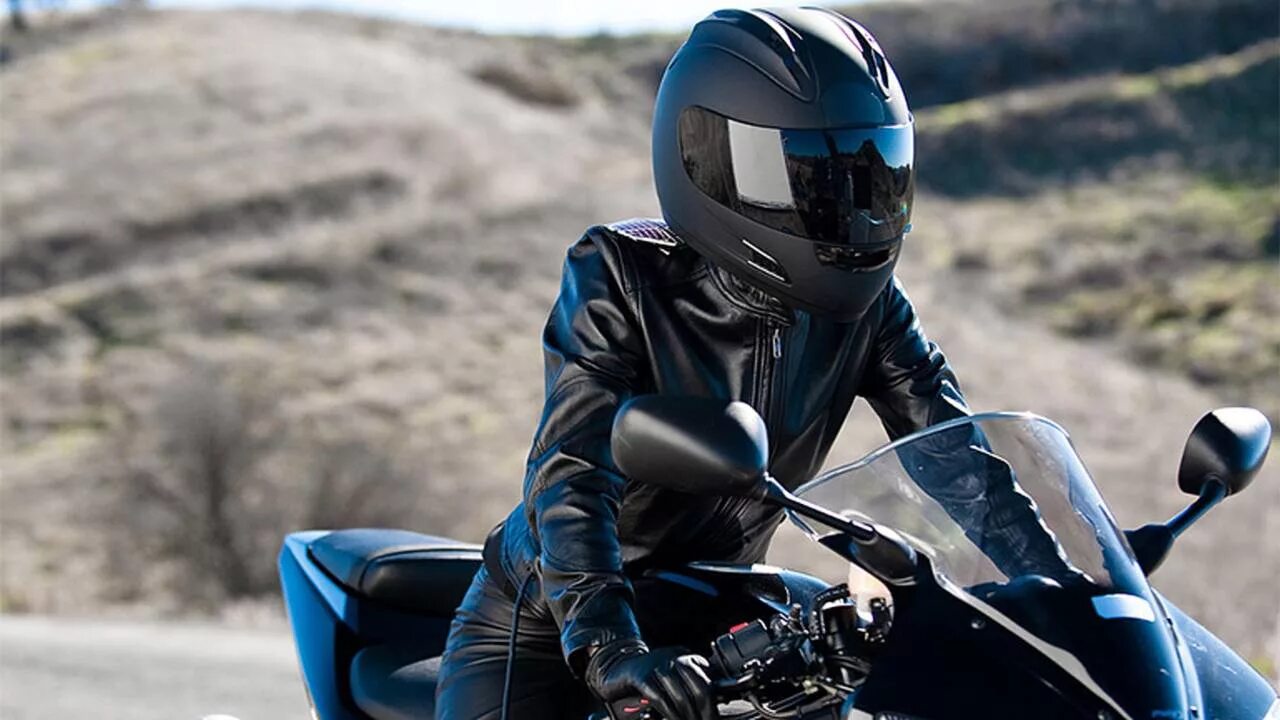 Девушка на мотоцикле. Мотоциклист. Девушка в шлеме. Девушка на мотике в шлеме.