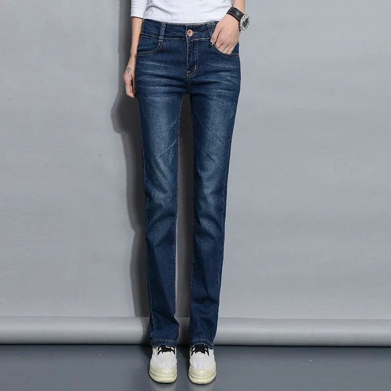 Какие джинсы модные для женщин. Прямые джинсы женские. Классические джинсы женские. Прямые джинсы женские 2021. Удлиненные прямые джинсы.