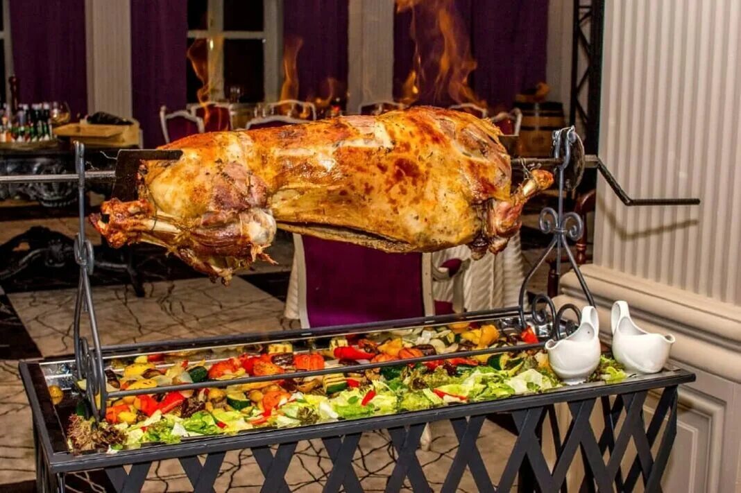 Жареный баран на вертеле. Таш кордо в бишкеке. Ножка ягненка запеченная. Ягненок запеченный целиком. Ягненок целиком.