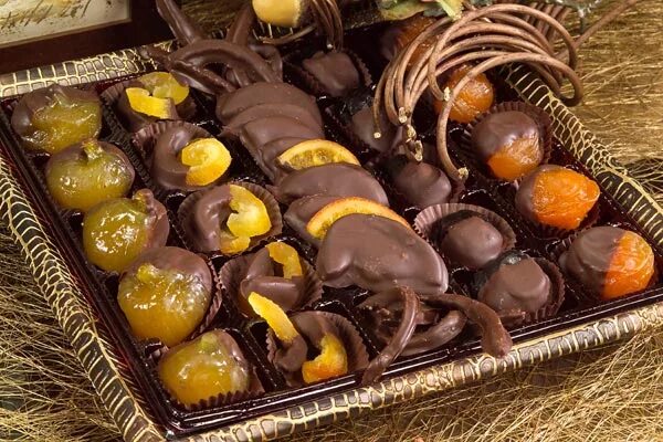 Фрукты в шоколадной глазури. Клубника в шоколадной глазури. Фрукты и шоколад. Ягоды в шоколаде. Шоколад с фруктами и ягодами.