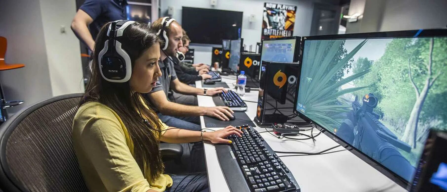 Создание игровой группы. Человек геймер. Геймер. Дизайнер компьютерных игр. Создание игровой группы.