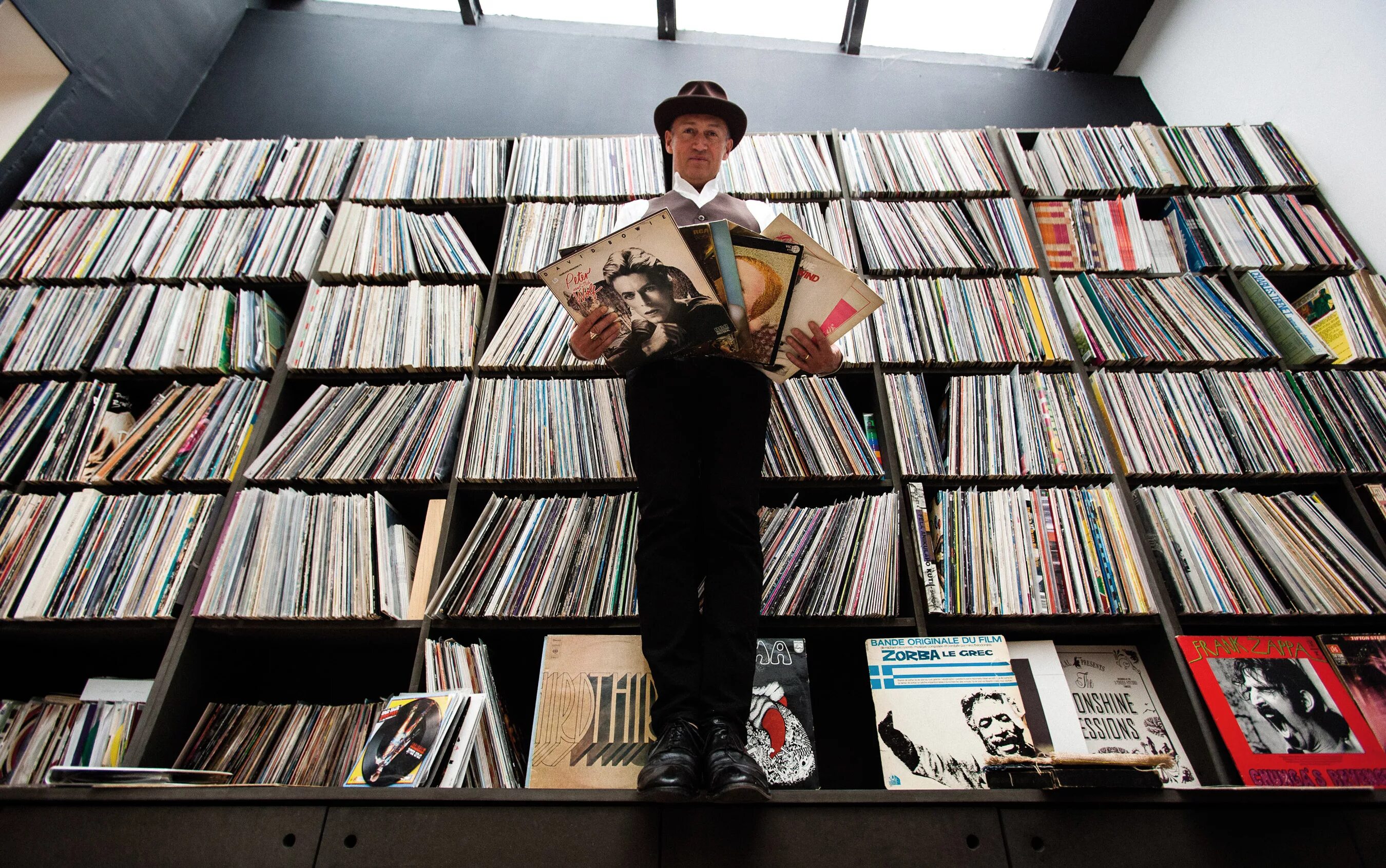 коллекционеры виниловых пластинок. виниловые пластинки коллекционирование. коллекция петра мамонова пластинки. виниловые пластинки коллекционирование. виниловые пластинки в интерьере коллекции.