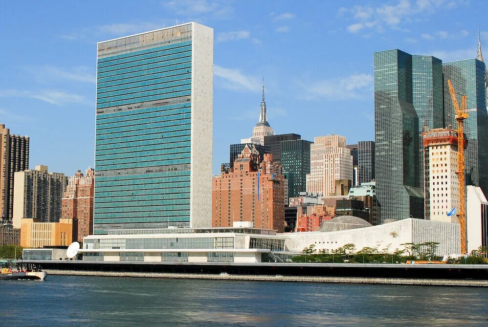 Город штаб оон. Штаб-квартира ООН В Нью-Йорке. Комплекс зданий ООН В Нью-Йорке. Здание штаб-квартиры ООН В Нью-Йорке. Здание секретариата ООН В Нью-Йорке.