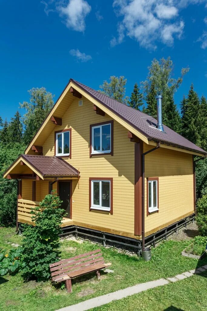 домик из бруса. брусовой дом. баннер строительной компании. кирпичный дом. постройка коттеджа.