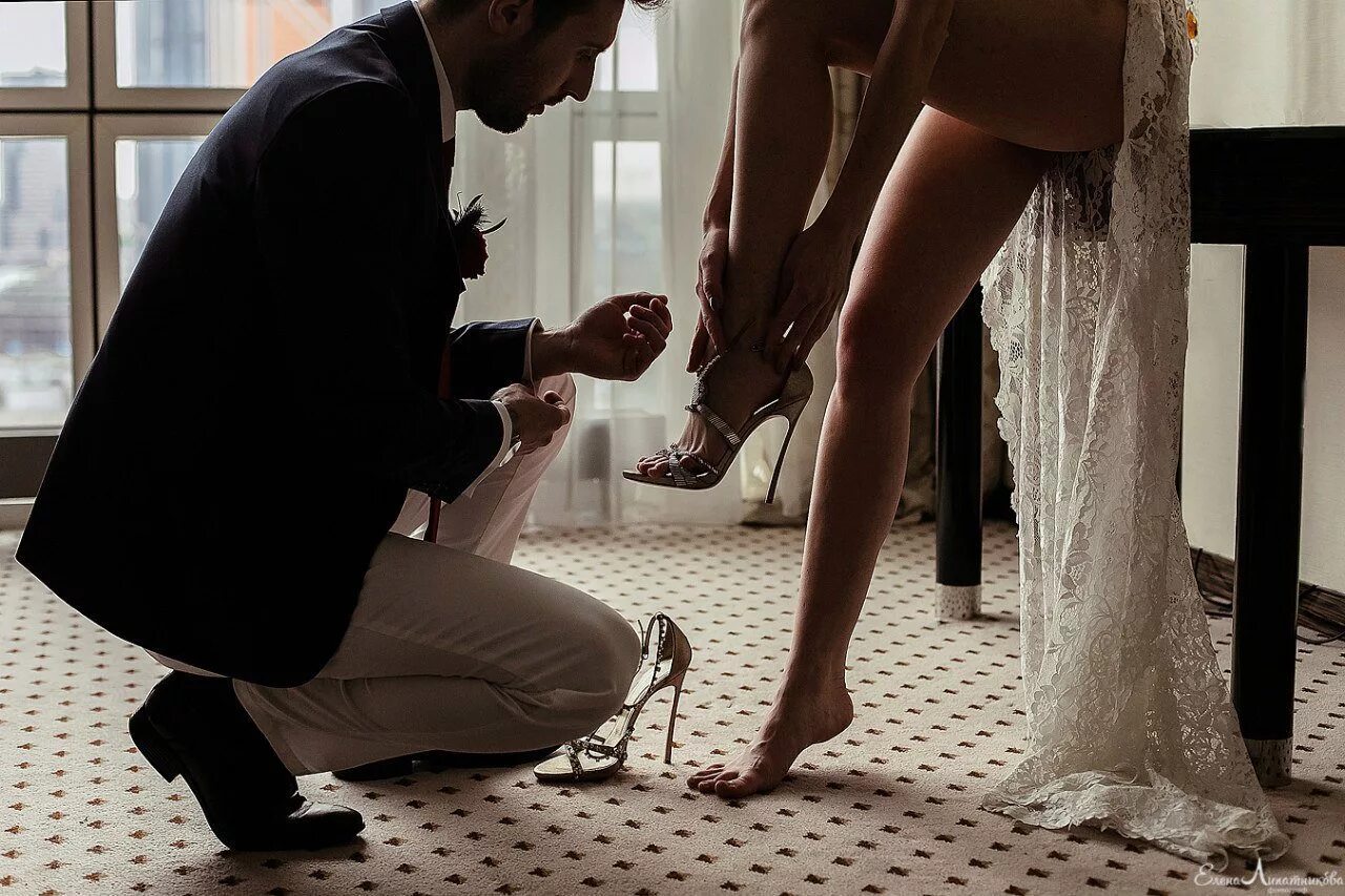 Мужчина завязывает шнурки. Женщина унижается перед мужчиной. Женщина унижается перед мужчиной. Мужчина на колене пере женщиной. Женщина унижается перед мужчиной.