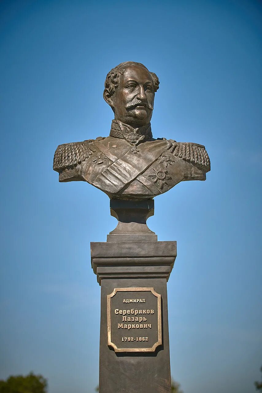 Памятник лазареву