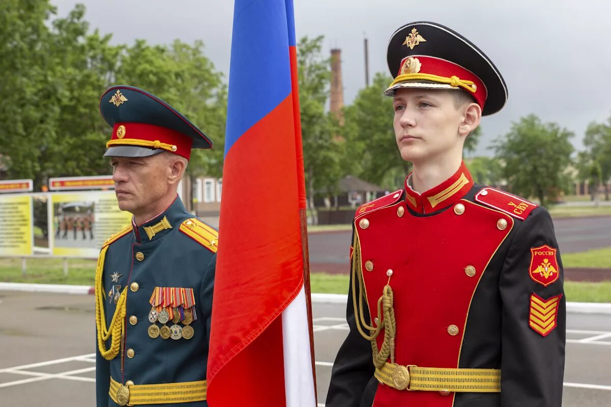 Военные воспитанники суворовского училища. УСВУ Уссурийское Суворовское. Погоны Уссурийского Суворовского училища. Суворовское училище Уссурийск. УСВУ Уссурийское Суворовское военное училище выпуск 63.