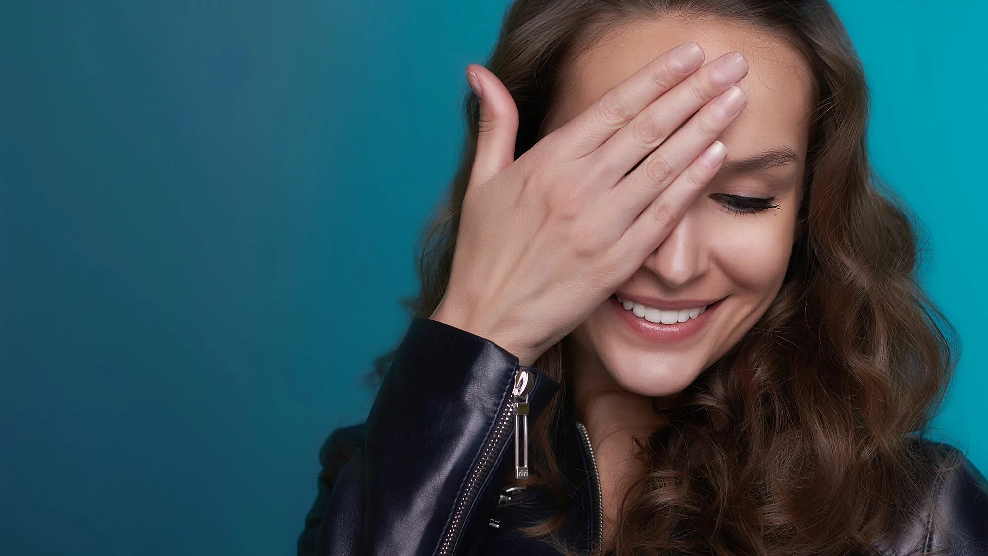 Девушка прикрывает один глаз рукой. Girl with one eye полина пабель. Взгляд фон. Прикрыла ладошкой. Апотемнофилия (apotemnophilia.