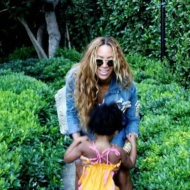 Beyonce daughter. Блю дочь Бейонсе. Блю Айви дочь Бейонсе. Бейонсе с дочкой 2022. Дочь Бейонсе Блю Айви сейчас.