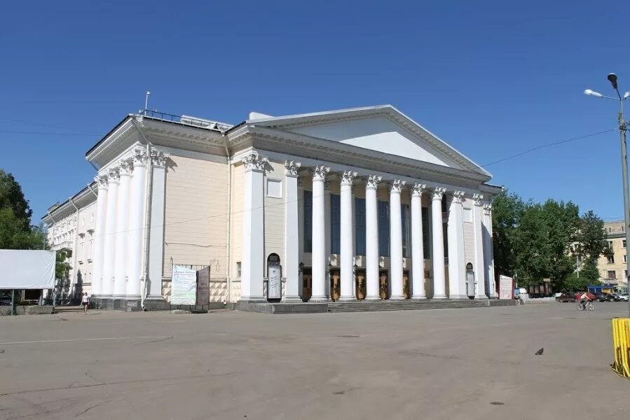 Кировский фото. Драматический театр Киров 1877 год. Драмтеатр Киров достопримечателен. Культурная достопримечательность Кирова. Кировские достопримечательности.