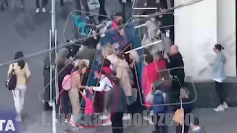 Косенко кидает ребенка