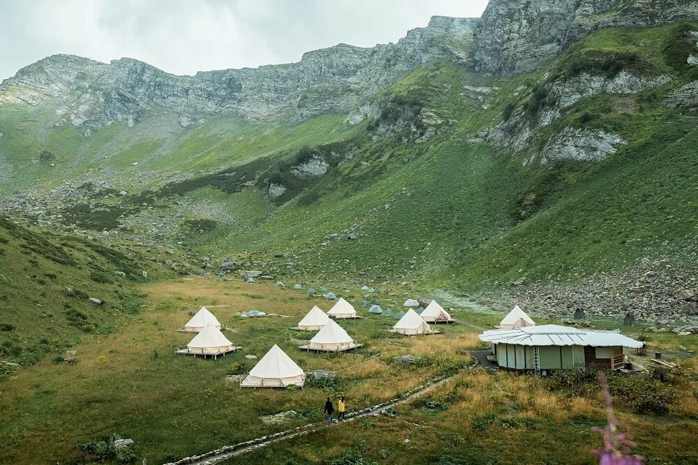 Лагерь красная поляна сочи. Палатки в горах красная поляна. Поляна кэмп. Палаточный лагерь camp 2050. Палаточный лагерь красная поляна.