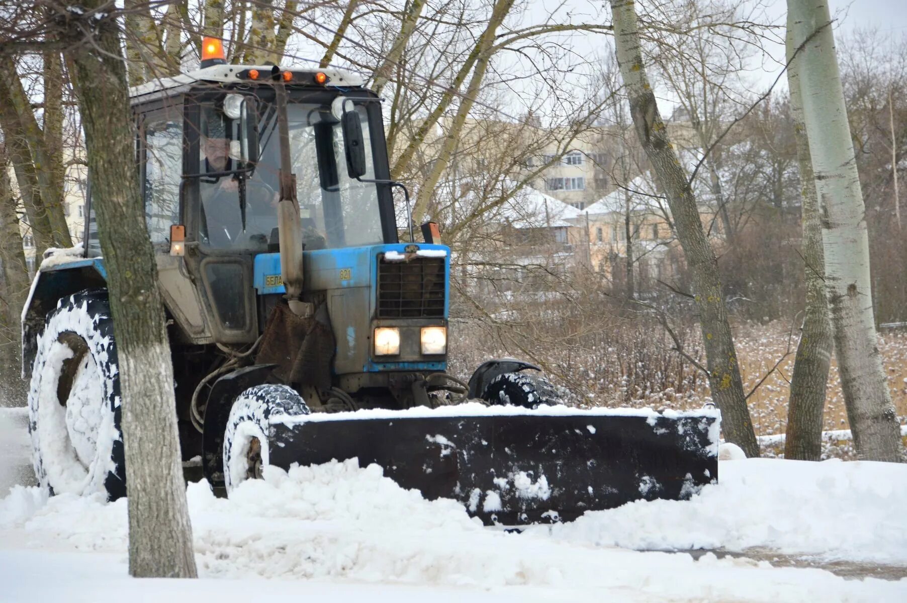Игра трактора чистят снег. Трактор МТЗ-80 уборркаснега. Трактор для уборки снега. Трактор МТЗ уборка снега. Очистка снега трактором.