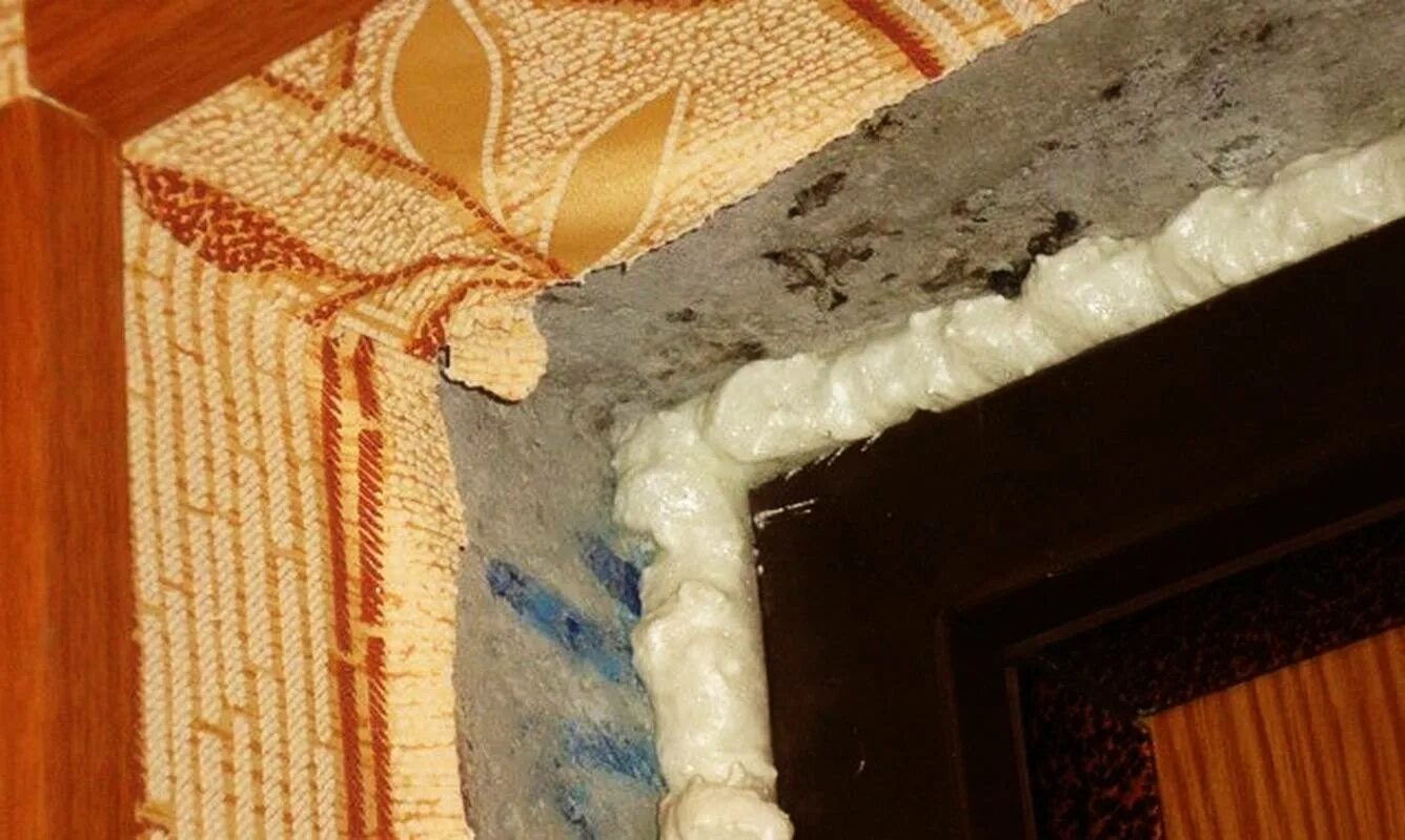 Заделать проем после установки двери. Оштукатуривание откосов входной двери. штукатурка откосов входной двери. откос дверного проема. отделка откосов входной двери.