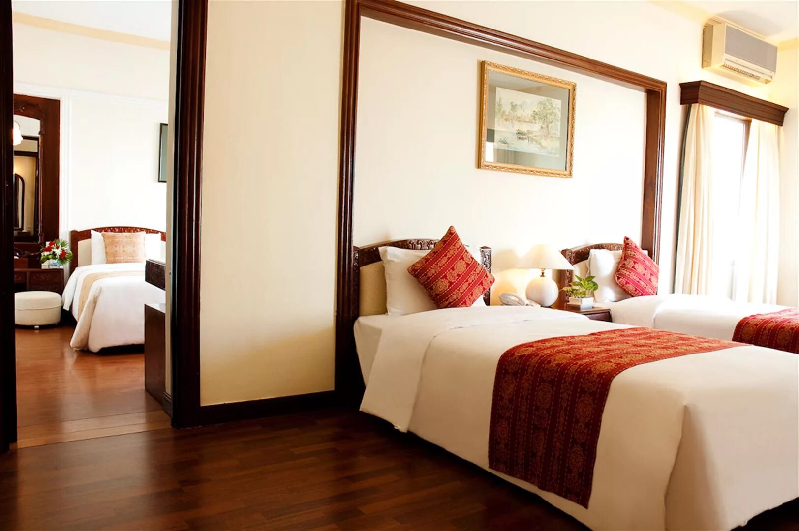 Hotel voltaire opera nantes. Connected rooms в отеле. коннект рум. коннект рум. семейный номер.