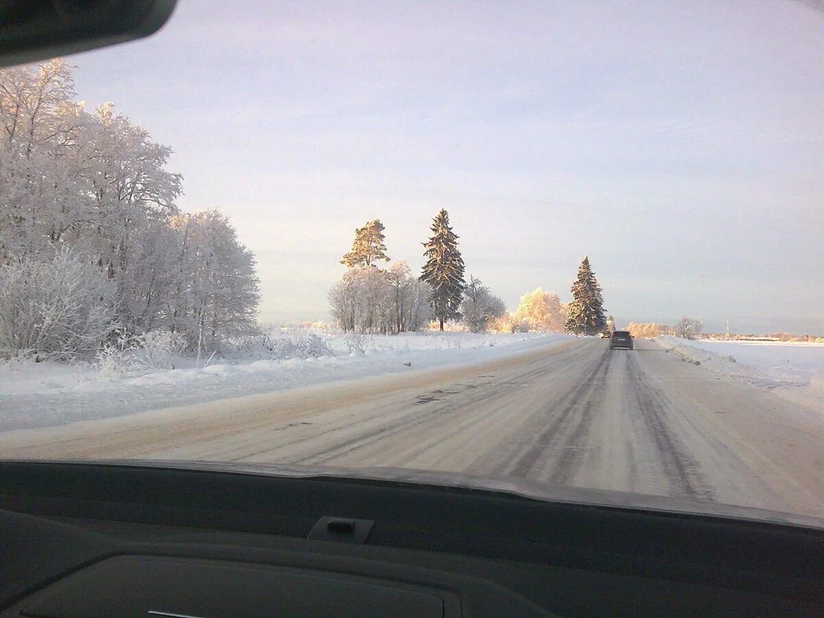Dвид из окна машины зимой. Вид из машины на дорогу. Трасса зимой. Машина на зимней дороге.