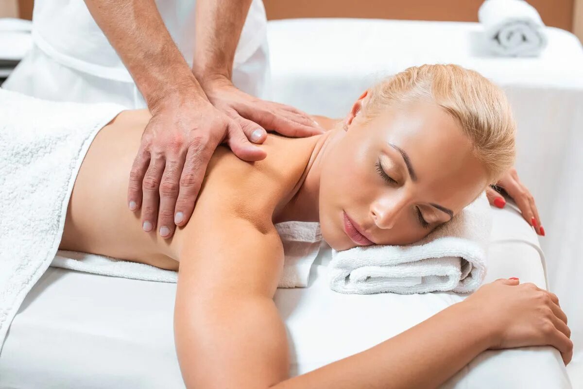 Www massaging com. Массажист парень. Блондинка делает массаж мужчине. Бесплатный массаж. Фото массажистов блондинок.