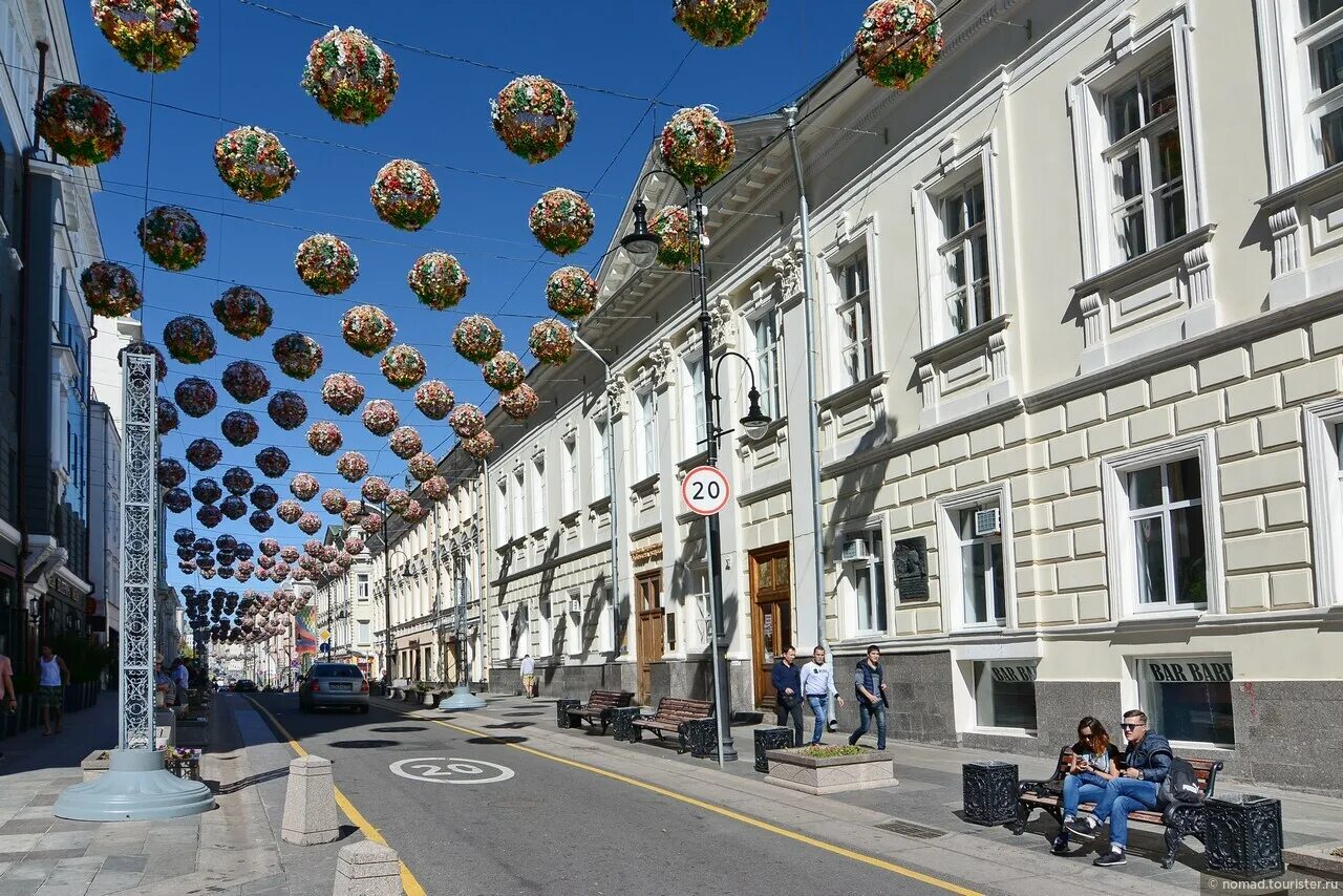 Где можно погулять в москве в марте. Улица большая Дмитровка. Большая Дмитровка Москва. Большая Дмитровка пешеходная улица. Большая Дмитровская улица в Москве.