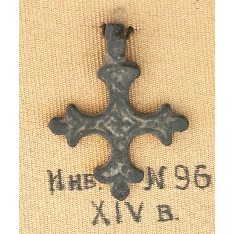 Крест петра первого. Крестики 11-13 век. нательный крест xii-xiv веков.. старинные нательные крестики разновидности. крестик нательный времён петра первого.