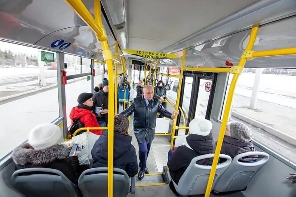 Какой автобус работает ночью. Автобусы кемерово. датчики пассажиропотока в автобусах. пассажиры в трамвае. пассажирские автобусы россии.