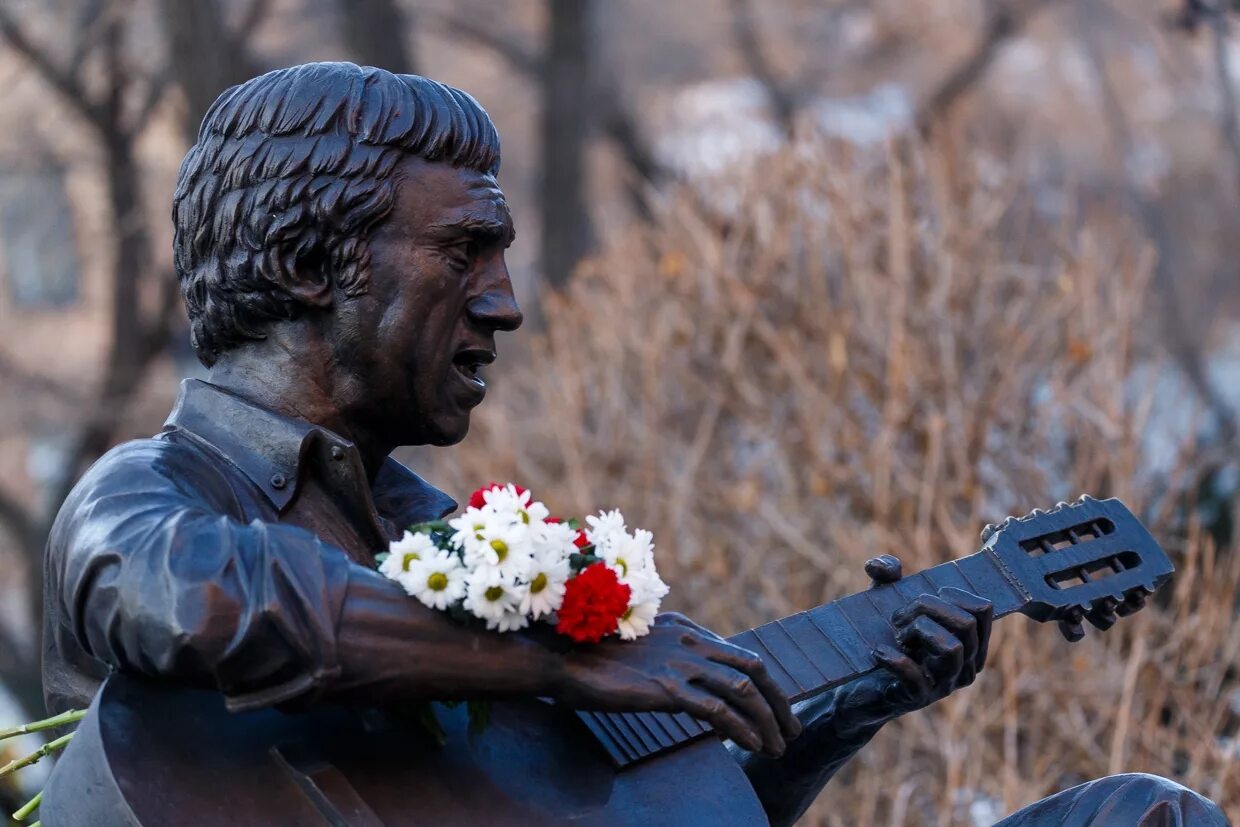 День памяти владимира. Высоцкий 25 июля. Памятник Владимиру Высоцкому во Владивостоке. День памяти Владимира Высоцкого. Сегодня день памяти Высоцкого.