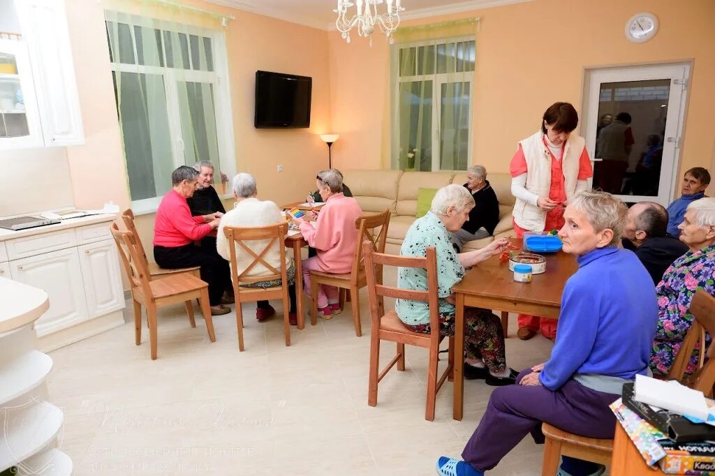 Пансионаты для психически больных nursing home. Пансионат для пожилых людей в Москве. Пансионат во Всеволожске для пожилых людей. Дом престарелых. Комната в доме престарелых.