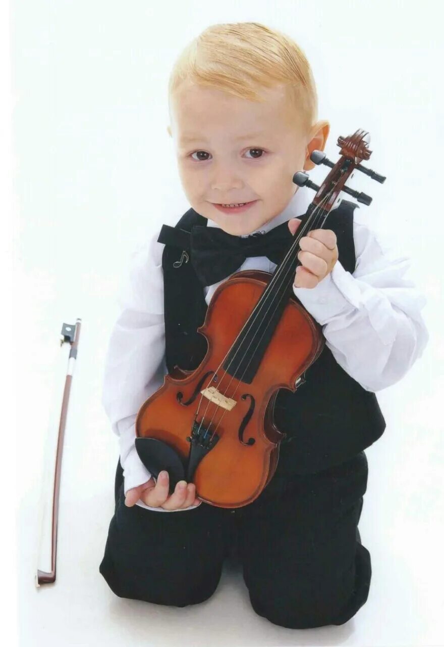 Скрипка для детей. Маленький скрипач. Маленькие скрипки. Мальчик со скрипкой.