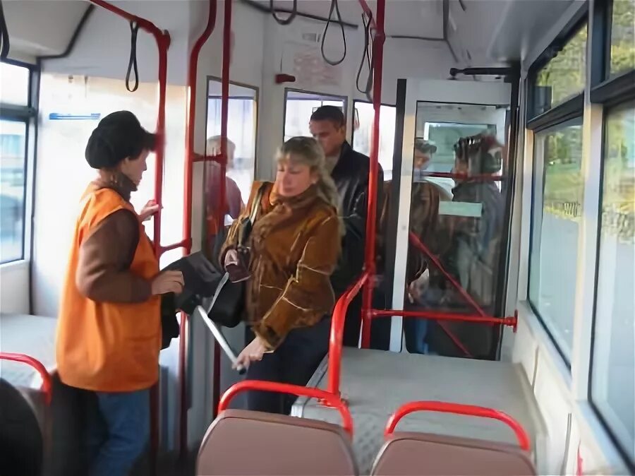 Проезд в автобусе ветеранам труда. Кондуктор общественного транспорта. ветеранский проездной на автобус фото.