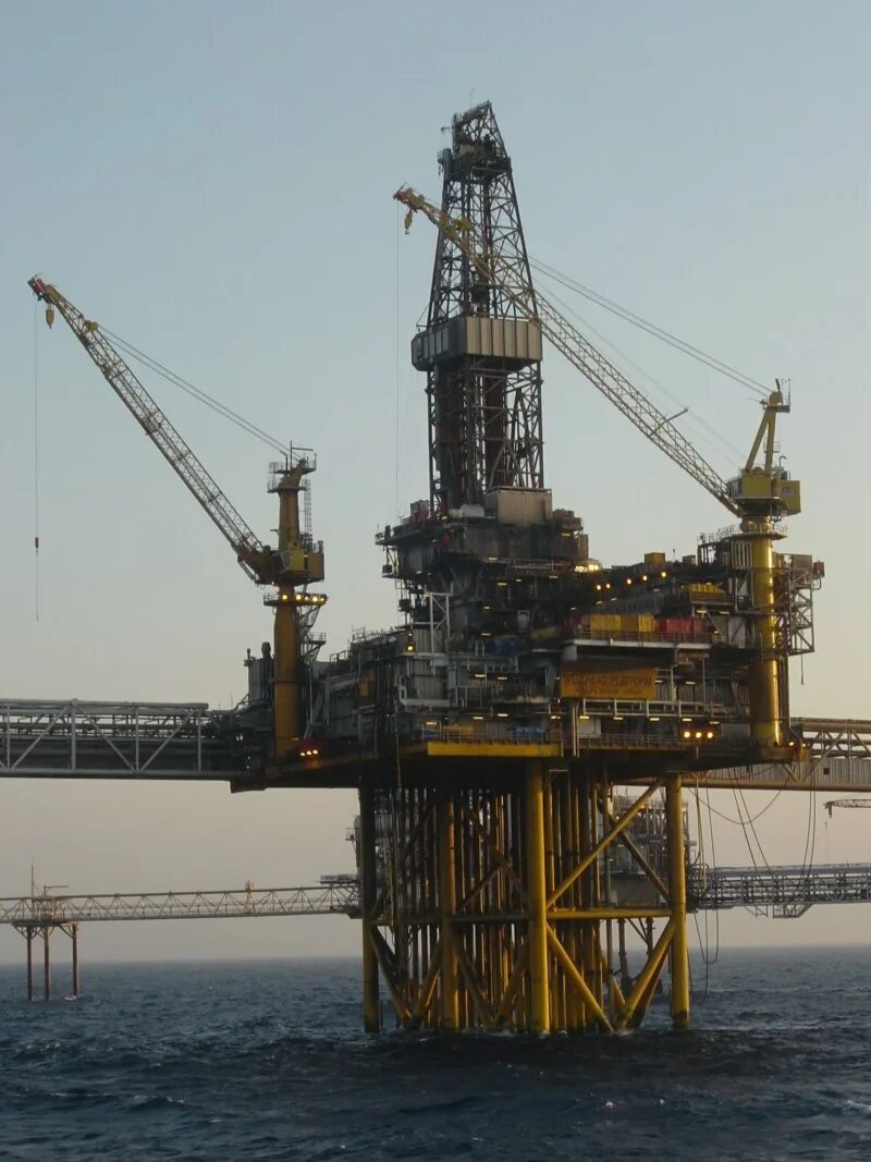 Нефтевышка в Северном море. Приразломная нефтяная платформа. Стационарная нефтяная платформа. Платформа Оха нефтяная. Fixed platform