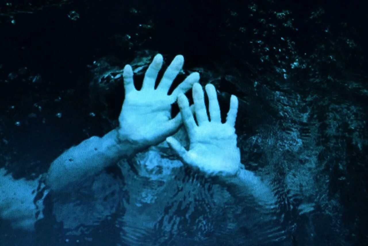 Голубой эстетика люди. Приз битвы экстрасенсов синяя рука. Рука на синем фоне. Женская рука на бумаге aesthetic. Мрачная эстетика синяя.