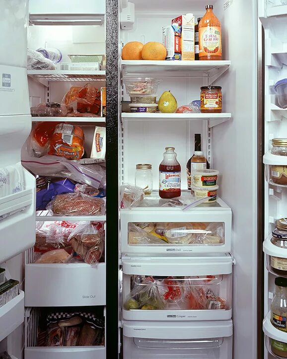 Холодильник с продуктами. Открытый холодильник с продуктами. У нас есть все в холодильнике. Открытый холодильник с едой. Холодильник с продуктами.