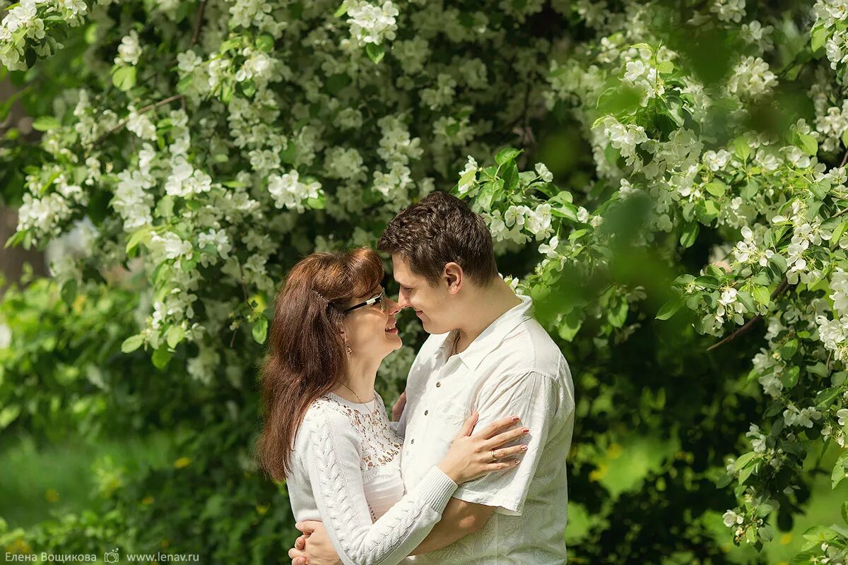 Пара яблонь. Пара в яблоневом саду. Влюбленные в саду. Фотосессия пары в цветущем саду. Влюбленная пара в саду.