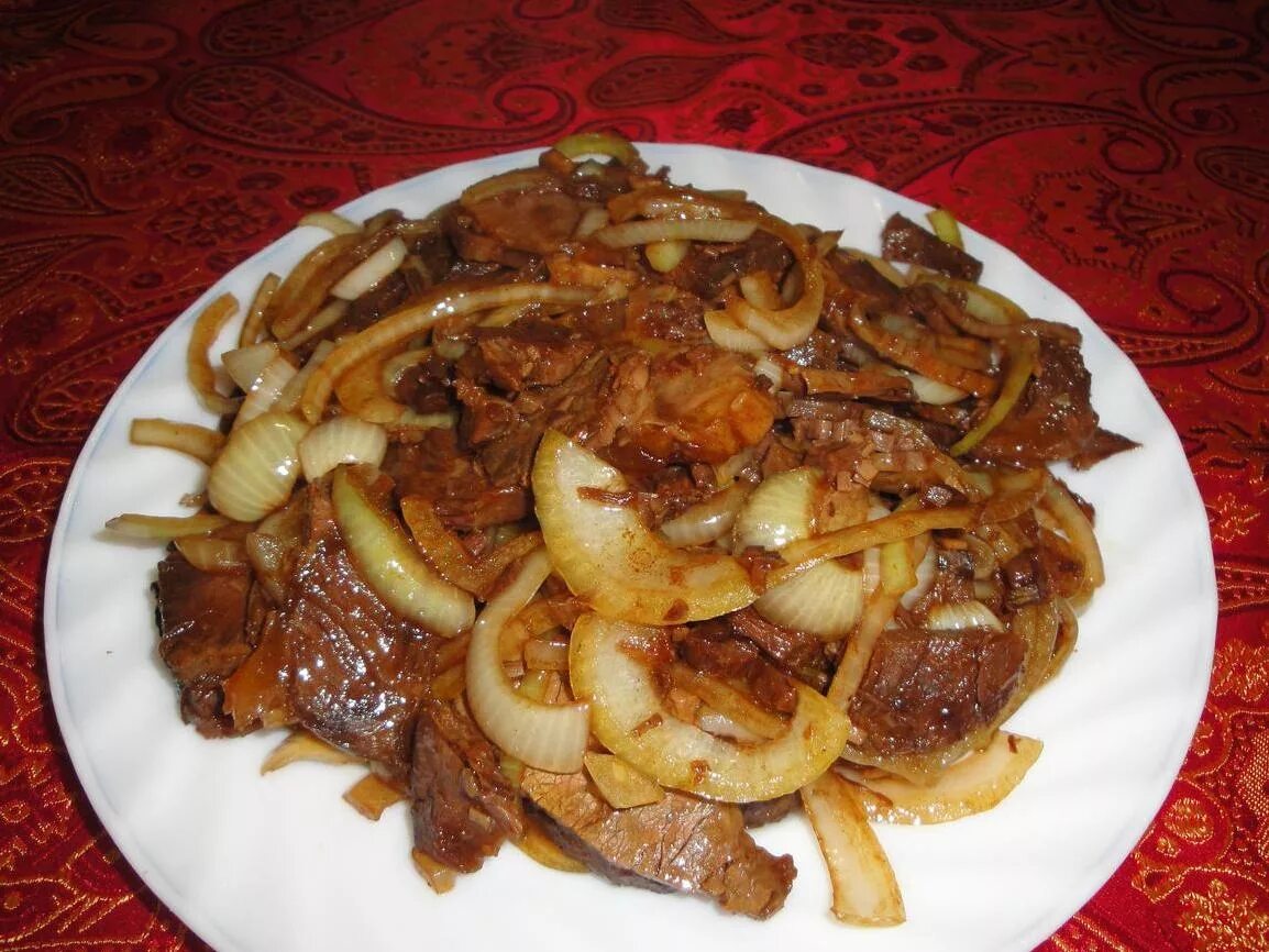 Мясо на сковороде. Свеженина. Бефстроганов из говядины на сковороде. Говядина жареная с луком. Жареная говядина на сковороде с луком.