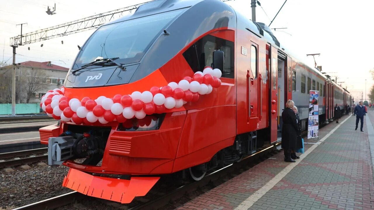 Поезд новый ургал хабаровск. Новая электричка в Хабаровске. Новые электрички. Новые электрички Хабаровск Биробиджан .. Вагон электрички.